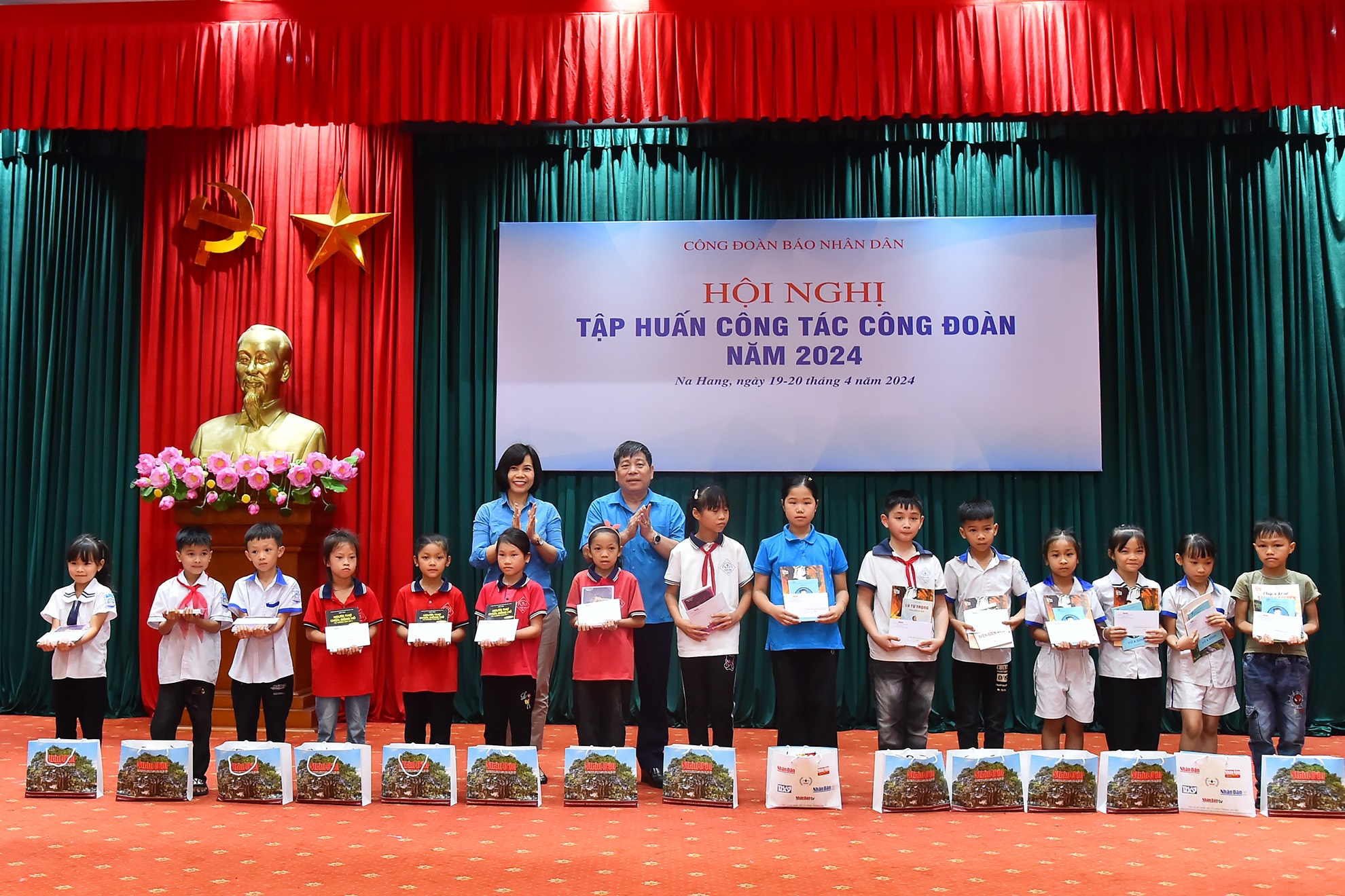 Công đoàn Báo Nhân Dân tập huấn nghiệp vụ công đoàn và tặng quà học sinh vượt khó tại Na Hang, Tuyên Quang