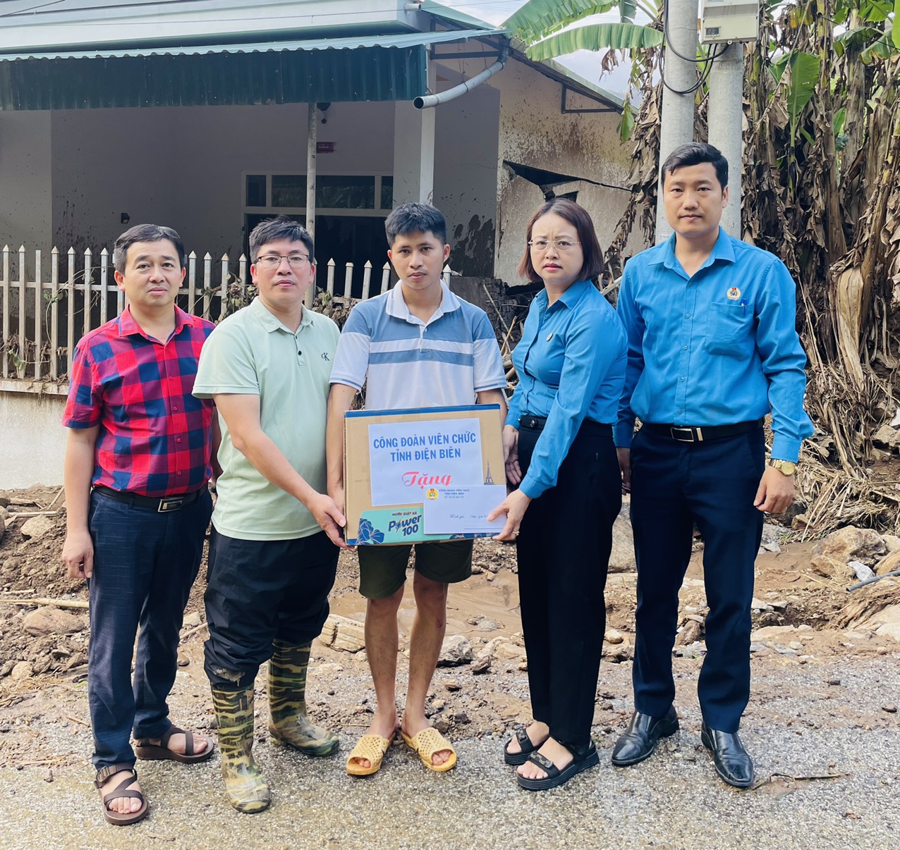Công đoàn Viên chức tỉnh Điện Biên thăm hỏi gia đình đoàn viên bị thiệt hại do mưa lũ 