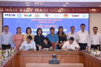 Khối Thi đua III-Công đoàn Viên chức Việt Nam triển khai nhiệm vụ công tác và ký kết giao ước thi đua...