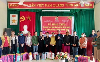 Công đoàn Viên chức tỉnh Hòa Bình tổ chức thăm, tặng quà cho đoàn có hoàn cảnh đặc biệt khó khăn trong dịp Tết Quý Mão 2023