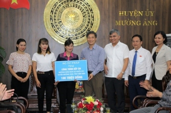 Bộ Tư pháp dâng hương tưởng niệm các anh hùng liệt sĩ tại Điện Biên và trao tặng Công trình bếp ăn cho học sinh