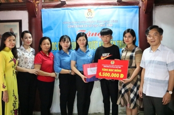 Công đoàn Viên chức tỉnh Ninh Bình trao tặng  “Học bổng cùng em vượt khó đến trường”   năm học 2022 – 2023