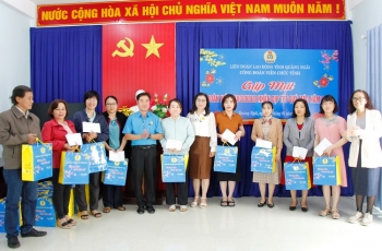 Công đoàn Viên chức tỉnh Quảng Ngãi tặng quà Tết cho đoàn viên có hoàn cảnh khó khăn