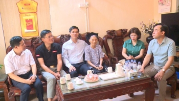 Đồng chí Ngọ Duy Hiểu, Phó Chủ tịch Tổng Liên đoàn Lao động Việt Nam, Chủ tịch Công đoàn Viên chức Việt Nam thăm, tặng quà gia đình liệt sỹ hy sinh tại đảo Gạc Ma