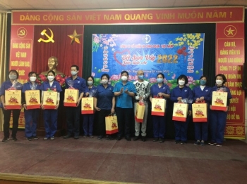 Gần 100 đoàn viên và người lao động Công ty Cổ phần In Công đoàn Việt Nam được nhận quà do tổ chức công đoàn trao nhân dịp Tết Nguên Đán Nhâm Dần 2022