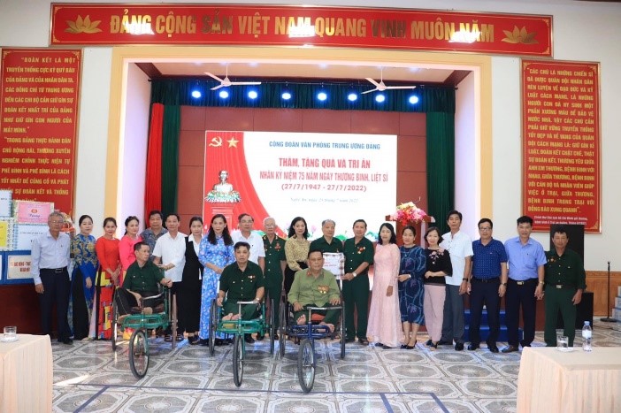 Công đoàn Văn phòng Trung ương Đảng Thăm, tặng quà Trung tâm điều dưỡng thương binh tại Nghệ An và dâng hương tại Khu di tích lịch sử Truông Bồn