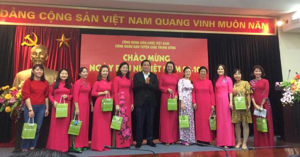 Công đoàn Ban Tuyên giáo Trung ương tổ chức gặp mặt chào mừng Ngày Phụ nữ Việt Nam (20/10)