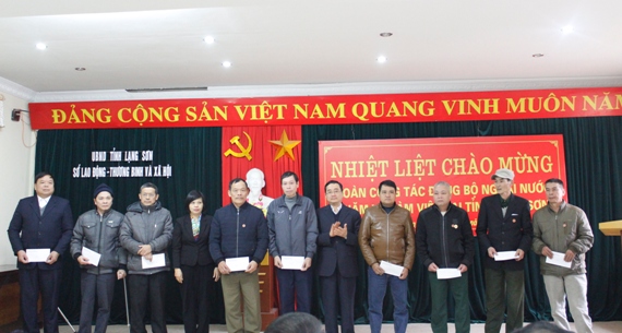 Công đoàn Cơ quan Đảng ủy Ngoài nước thăm và tặng quà các gia đình chính sách và người có công tại Lạng Sơn