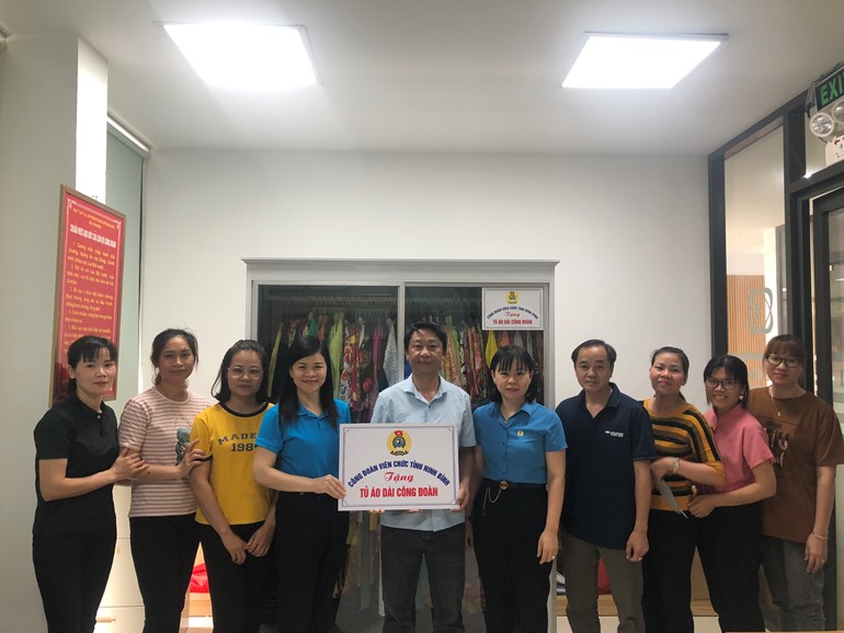 Công đoàn Viên chức tỉnh Ninh Bình tặng “Tủ áo dài Công đoàn” cho nữ công nhân lao động