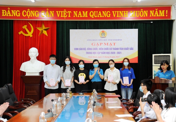CĐVC tỉnh Ninh Bình tổ chức gặp mặt các cháu con cán bộ, công chức, viên chức có thành tích xuất sắc trong học tập năm học 2020-2021