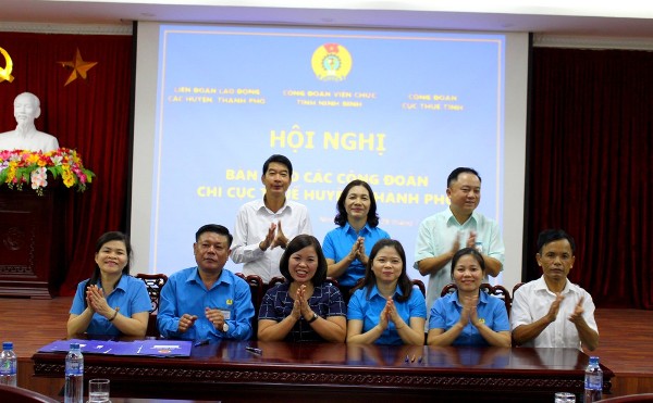 CĐVC tỉnh Ninh Bình nhận bàn giao công đoàn cơ sở