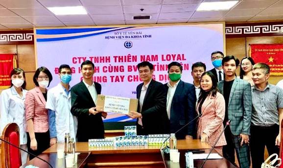Công đoàn Viên chức tỉnh Yên Bái phối hợp với công đoàn ngành Y tế cùng Công ty TNHH Thiên Nam trao tặng 1.000 bộ sản phẩm dược liệu hỗ trợ phòng và điều trị COVID-19 cho Đoàn viên và người lao động ngành y tế tỉnh Yên Bái