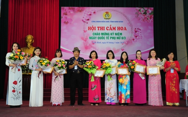 Công đoàn Viên chức tỉnh Ninh Bình tổ chức Hội thi cắm hoa nghệ thuật