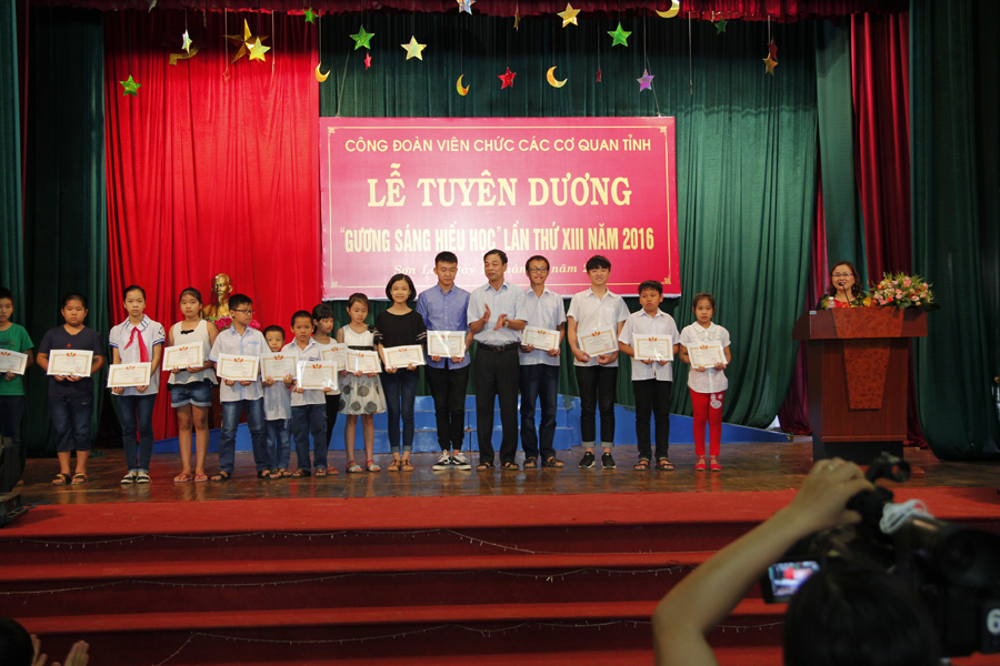 CĐVC các cơ quan tỉnh Sơn La tổ chức lễ tuyên dương “Gương sáng hiếu học” lần thứ 13