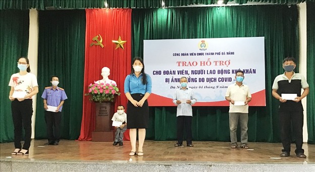 Công đoàn Viên chức thành phố Đà Nẵng trao hỗ trợ cho đoàn viên, công chức, viên chức, lao động khó khăn bị ảnh hưởng do dịch Covid-19