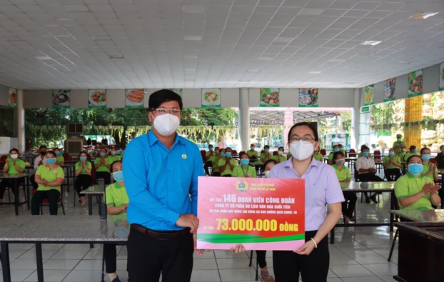 CĐVC TP Hồ Chí Minh: Trao tặng 100 phần quà cho người lao động có hoàn cảnh khó khăn bị ảnh hưởng bởi dịch bệnh Covid-19