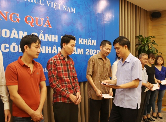 Công đoàn Viên chức Việt Nam tặng 300 suất quà cho đoàn viên và người lao động có hoàn cảnh khó khăn, bị ảnh hưởng bởi dịch bệnh Covid-19