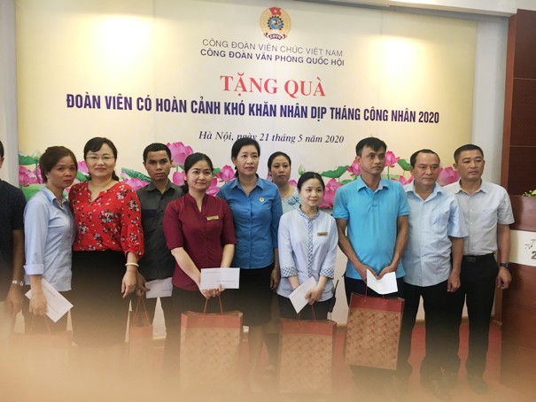 Công đoàn Viên chức Việt Nam trao 18 suất quà cho đoàn viên, người lao động có hoàn cảnh khó khăn