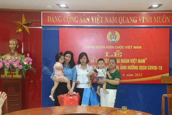 Công đoàn Viên chức Việt Nam tổ chức trao “Sổ tiết kiệm Công đoàn Việt Nam” cho gia đình đoàn viên có hoàn cảnh đặc biệt khó khăn