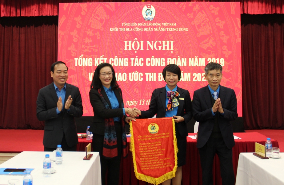 Công đoàn Viên chức Việt Nam được Khối thi đua 11 Công đoàn ngành Trung ương thống nhất đề nghị Tổng Liên đoàn Lao động Việt Nam tặng Cờ thi đua xuất sắc năm 2019