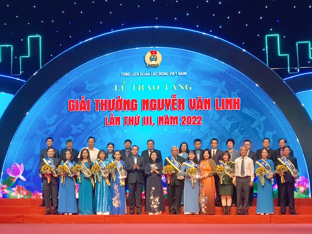 Tôn vinh 10 cá nhân tiêu biểu nhận Giải thưởng Nguyễn Văn Linh...