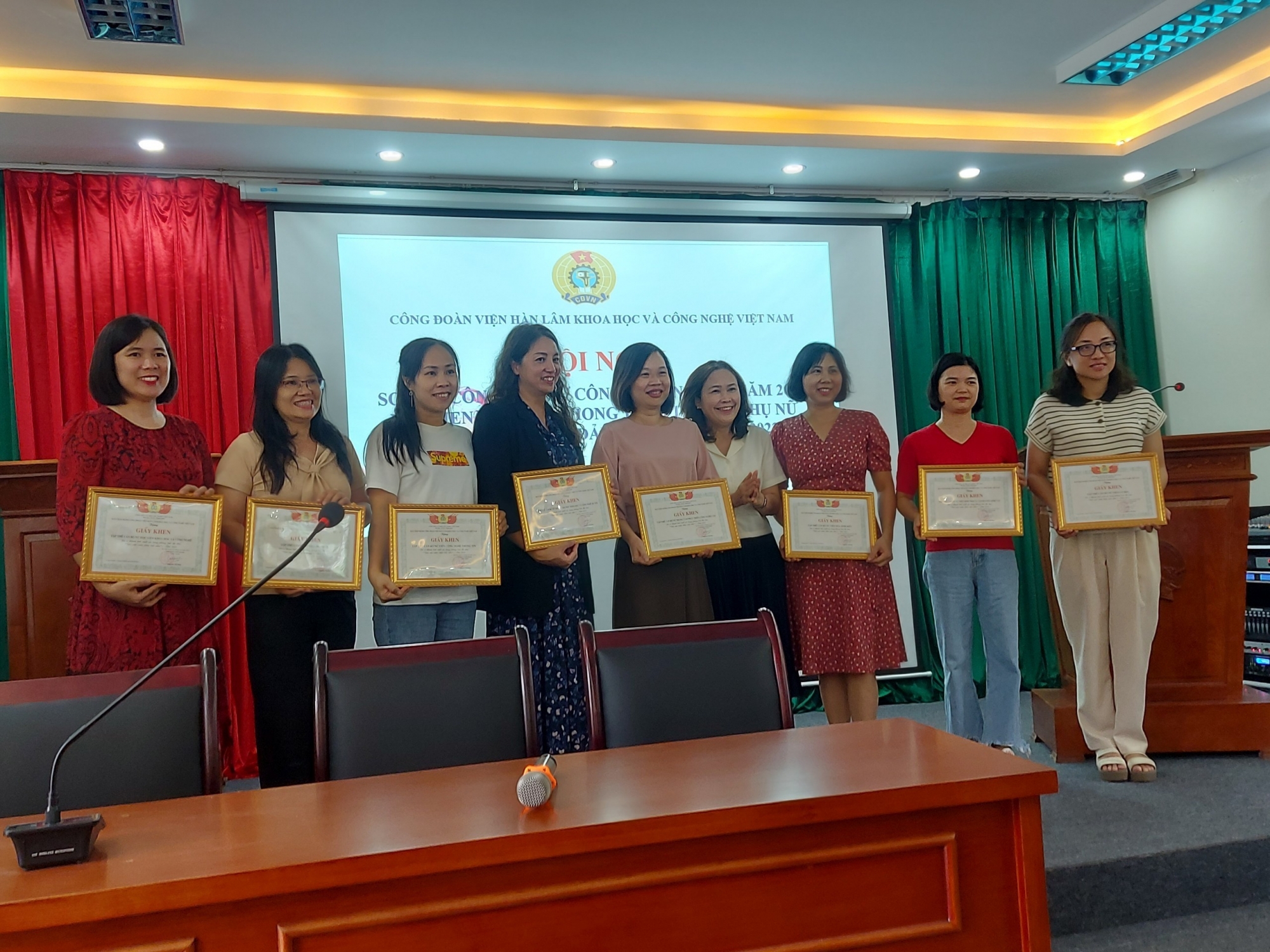 Công đoàn Viện hàn lâm KH&CN Việt Nam sơ kết công tác nữ công và khen thưởng phong trào thi đua 
