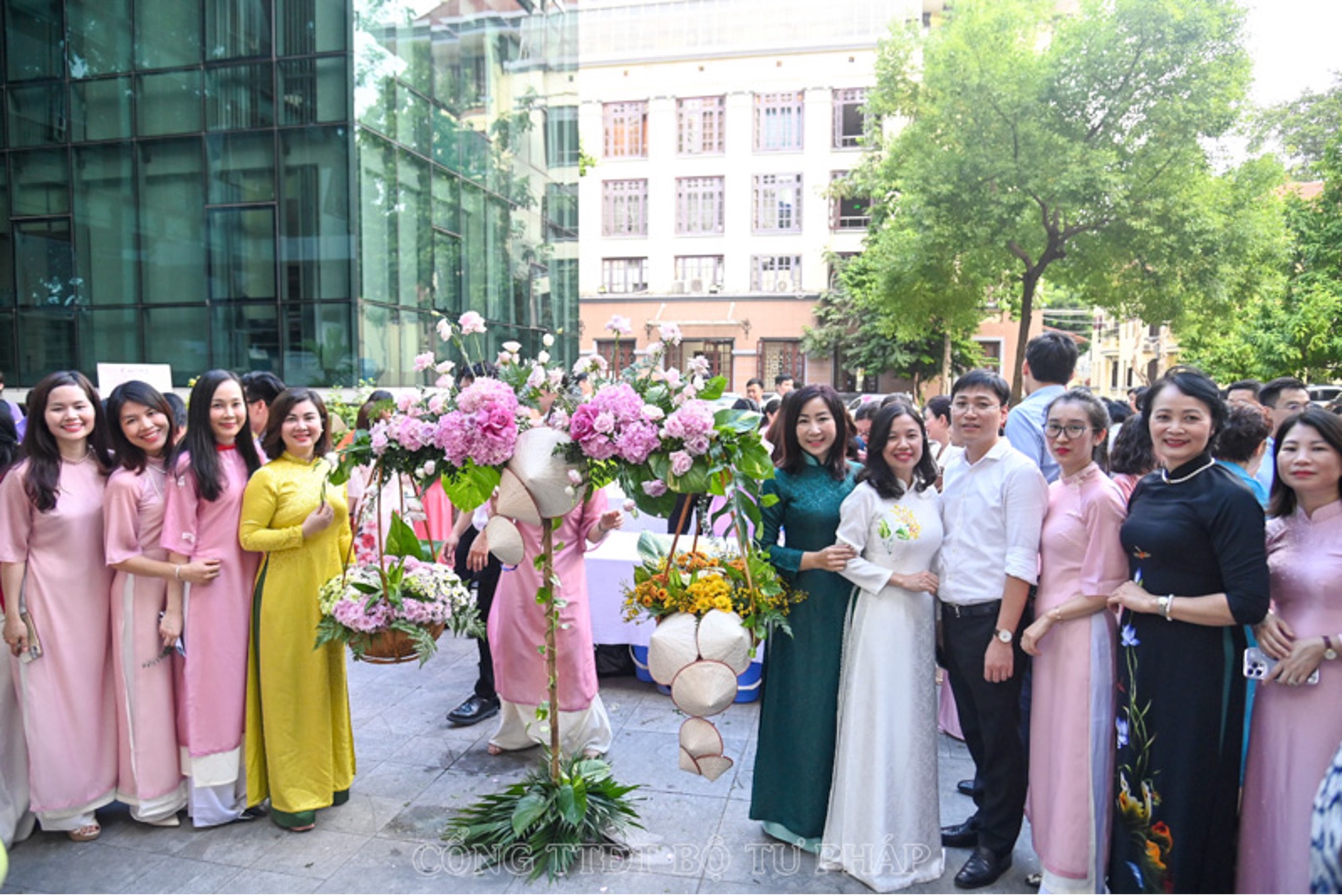 Tưng bừng Hội thi cắm hoa “Phụ nữ Tư pháp và hoa”