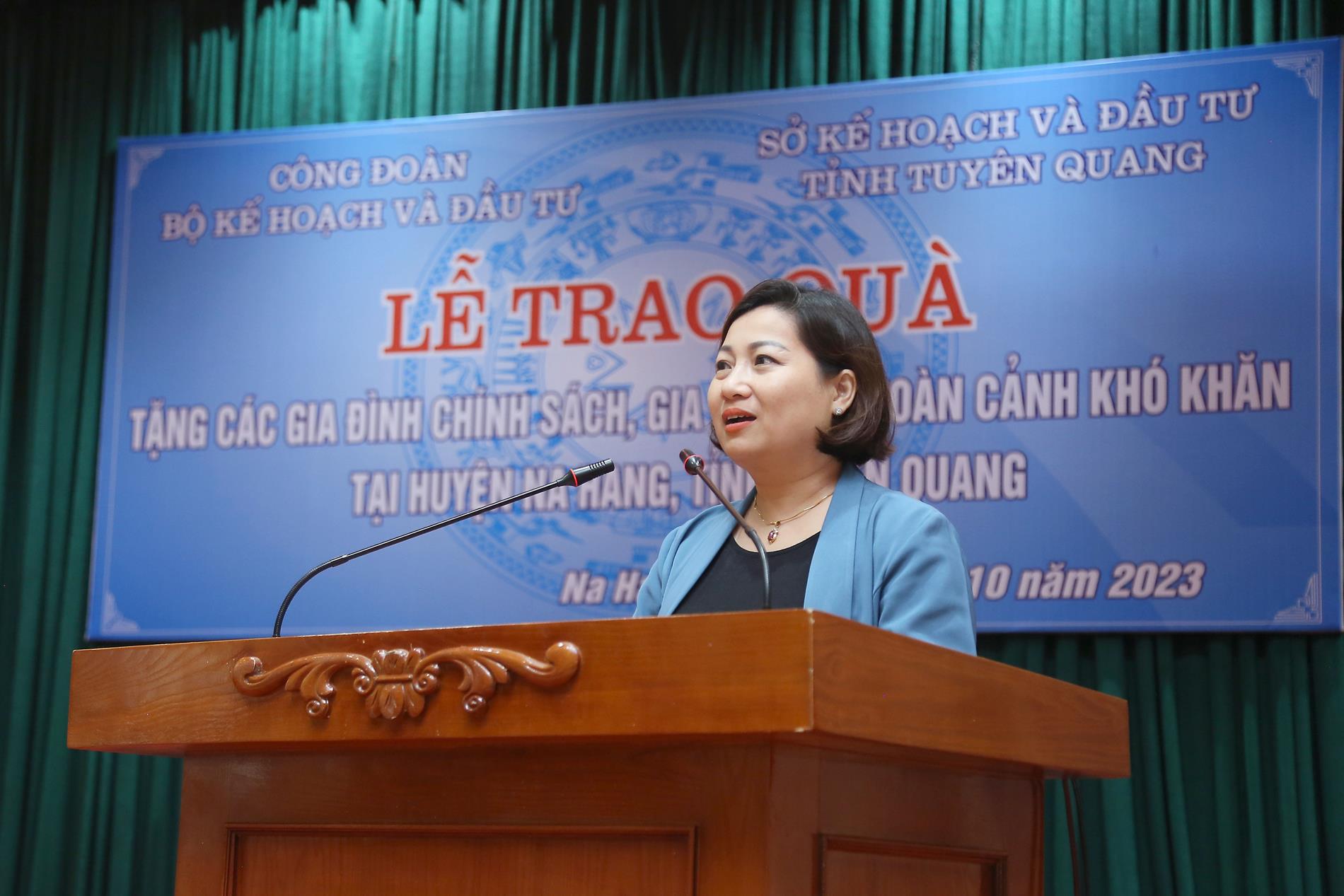 Công đoàn Bộ Kế hoạch và Đầu tư tặng quà cho các gia đình chính sách tại huyện Na Hang, tỉnh Tuyên Quang