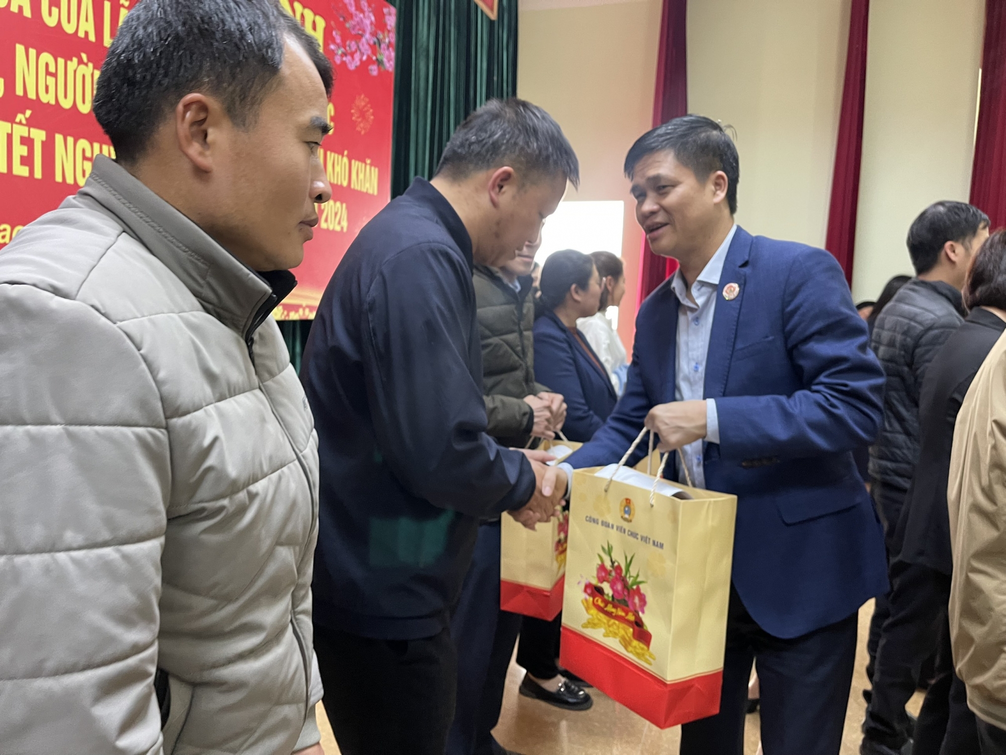 CĐVC Việt Nam tặng quà Tết cho đoàn viên, người lao động tại tỉnh Cao Bằng