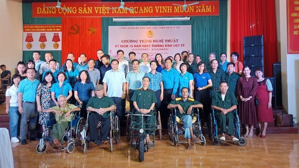 Công đoàn Bộ Văn hóa, Thể thao và Du lịch thăm, tặng quà tri ân và biểu diễn nghệ thuật tại Phú Thọ