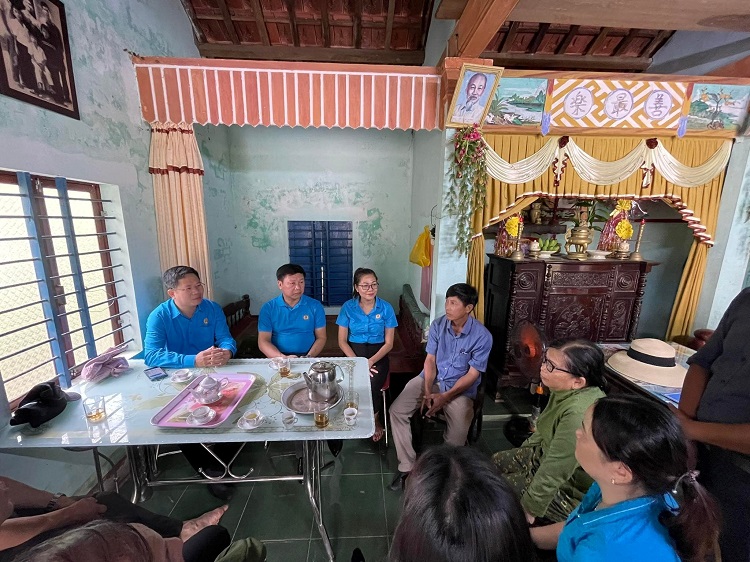 Công đoàn Viện Hàn lâm Khoa học xã hội Việt Nam trao kinh phí hỗ trợ xây nhà tình nghĩa tại tỉnh Quảng Trị