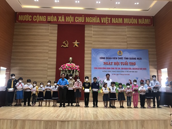 Công đoàn Viên chức tỉnh Quảng Ngãi tổ chức chương trình “Ngày hội tuổi thơ”, hướng về trẻ em đảo Lý Sơn nhân Tháng hành động vì trẻ em năm 2022